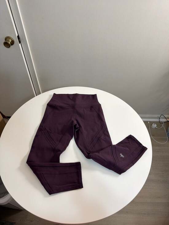 Alo Yoga Women's High-Waist Epic Win Crop Leggings in Deep Plum Purple